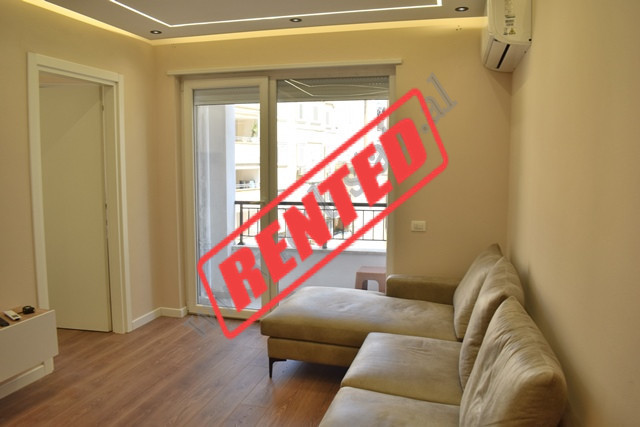 Apartament 1+1 &nbsp;me qira ne rrugen Mine Peza tek Donika Center ne Tirane.
Pozicionohet ne katin